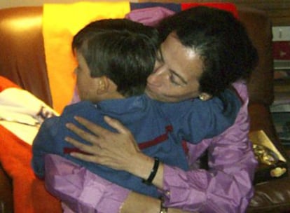 Clara Rojas, con su hijo Enmanuel, nacido durante su secuestro.