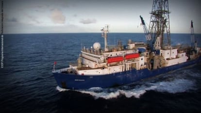 El buque perforador lleva equipos para extraer muestras de sedimentos marinos profundos
