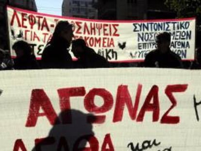 Varios doctores y personal sanitario muestran pancartas en una manifestación en Atenas (Grecia). EFE/Archivo