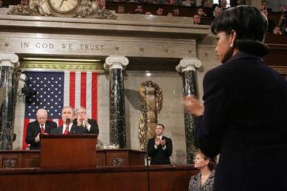 Condoleezza Rica aplaude al presidente Bush durante su discurso ante las dos Cámaras del Congreso.