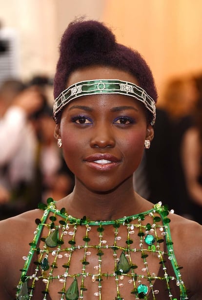 Lupita Nyong'o, que optó por teñirse el pelo de morado.