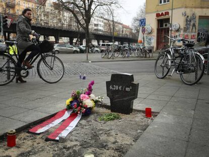 Instalación que imita una tumba con el precio por metro cuadrado del barrio berlinés de Kreuzberg.