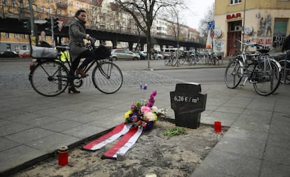 Instalación que imita una tumba con el precio por metro cuadrado del barrio berlinés de Kreuzberg.