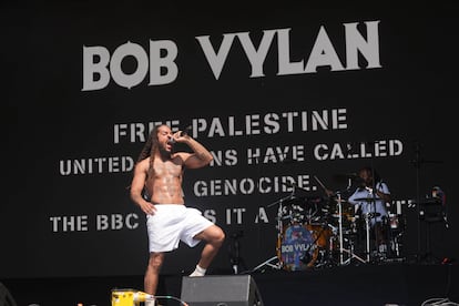 El grupo Bob Vylan, este sábado, en el festival de Glastonbury