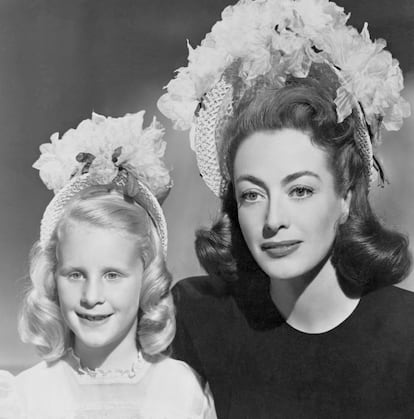 Joan Crawford y su hija Christina, de entonces 7 años.