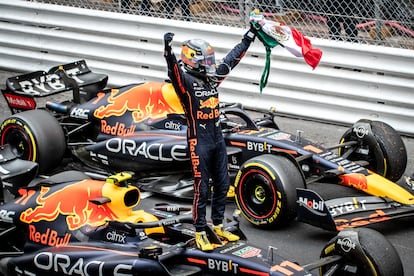 Checo Pérez celebra su triunfo en el Gran Premio de Mónaco