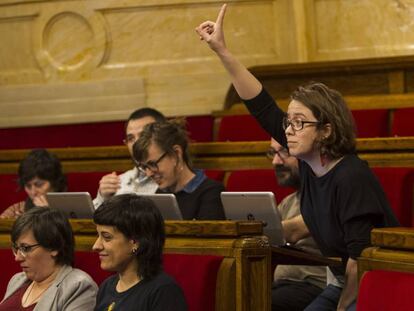 La diputada Eulàlia Reguant indica el sentit del vot.