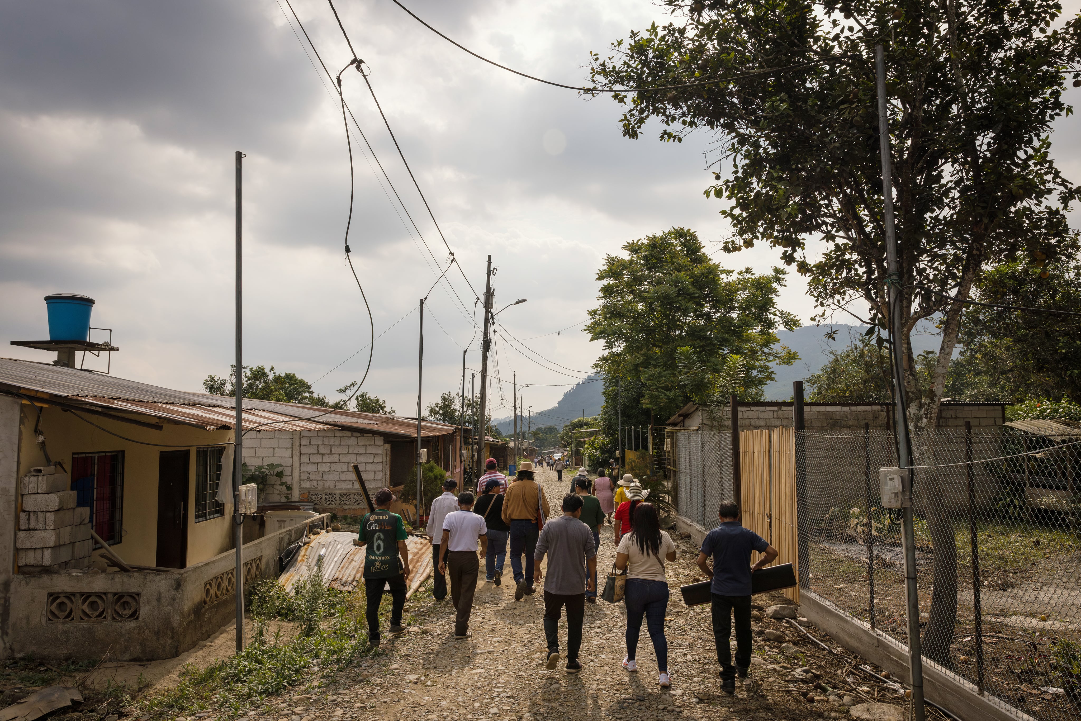 Comuneros caminan en las calles del recinto El Pasaje.