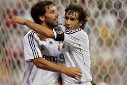 Ruud Van Nistelrooy celebra su gol con el capitán del Real Madrid, Raúl