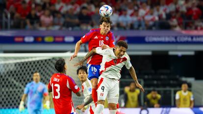 Igor Lichnovsky, de Chile, disputa un balón con el delantero peruano José Paolo Guerrero, en el partido de este viernes.