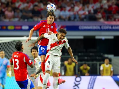 Igor Lichnovsky, de Chile, disputa un balón con el delantero peruano José Paolo Guerrero, en el partido de este viernes.