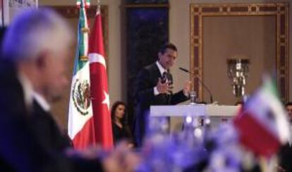 El presidente mexicano, Enrique Peña Nieto, da un discurso durante su participación en un foro de empresarios para estrechar las relaciones comerciales entre Turquía y México, hoy, en Estambul (Turquía), en el ámbito de la visita oficial que el mandatario mexicano realiza al país.