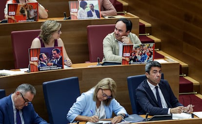 Los diputados del PP en Les Corts Valencianes exhiben este jueves desde sus escaños fotografías del exministro, exsecretario de organización del PSOE y diputado por Valencia, José Luis Ábalos, en las que figura sobreimpreso el lema "Gobierno corrupto", al inicio de la sesión de control. 