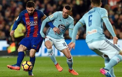 Messi intenta disparar ante la presi&oacute;n de Aspas.