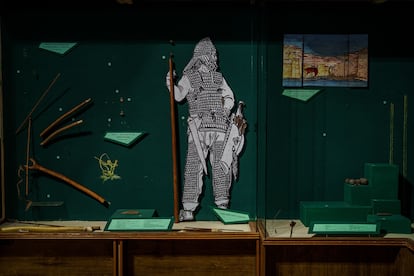 Vitrina expoliada en el Museo Regional de Historia de Jersón, en una fotografía tomada en diciembre de 2022.