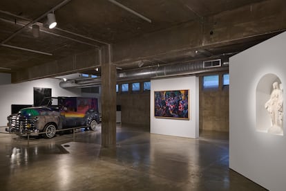 Vista de la instalación de Vincent Valdez: Just a Dream... en el Contemporary Arts Museum Houston, 2024. En el fondo, 'Kill the Pachuco Bastard!'.