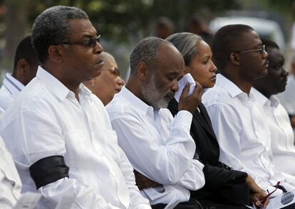 El Gobierno ha pedido a los ciudadanos que vistan de negro y blanco en esta jornada de luto. En la imagen, el presidente del país, Rene Preval (segundo por la izquierda, llorando), junto a su esposa y al primer ministro.