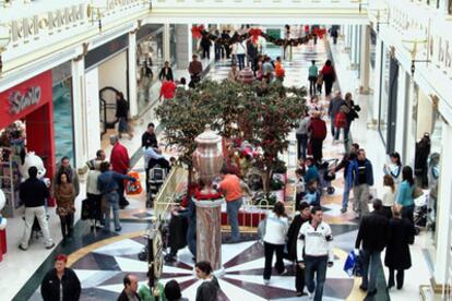 Ambiente de compras navideñas en el Centro Comercial Plaza Norte, en San Sebastián de los Reyes ( Madrid)