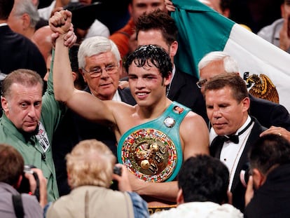 Julio César Chávez Jr. tras ganar el título mundial de peso medio del CMB en Los Ángeles, el 4 de junio de 2011.