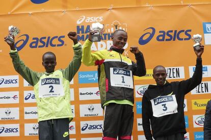 Los kenianos Morris Gachaga (c), John Kipsang Lotiang (i) y Philip Koech en el podio tras conseguir el primero, segundo y tercer puesto.