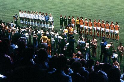 Los integrantes de las selecciones de f&uacute;tbol de Alemania y Austria escuchan los himnos nacionales de sus pa&iacute;ses, antes del inicio del partido de la Copa del Mundo de Espa&ntilde;a 82