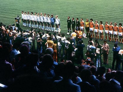 Los integrantes de las selecciones de f&uacute;tbol de Alemania y Austria escuchan los himnos nacionales de sus pa&iacute;ses, antes del inicio del partido de la Copa del Mundo de Espa&ntilde;a 82