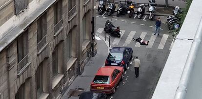 El hombre que la noche del sábado sembró una vez más el pánico en París al perpetrar un ataque con cuchillo con el que mató a una persona en el corazón de la capital francesa antes de ser abatido por la policía es un joven de 21 años de origen checheno que estaba en el radar de las fuerzas de seguridad por su posible radicalización. Imagen obtenida por una cuenta de twitter de Wladia Drummond que muestra a un hombre tirado en el suelo durante un ataque con cuchillos en el centro de París, el 12 de mayo de 2018.