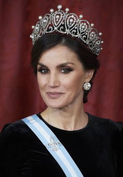 La reina Letizia con la Tiara Rusa, los pendientes de diamantes y el broche de Flor de Lis.