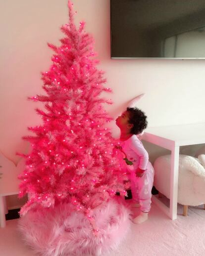 Khloé Kardashian se decantó por el rosa este año y colocó un árbol de este color en el salón de su casa. Un regalo del diseñador Jeff Leatham para la hija de la celebridad televisiva, True Thompson, de un año.