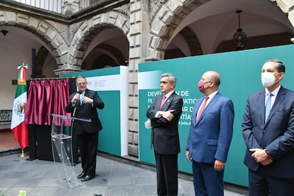 El secretrario de Relaciones Exteriores, Marcelo Ebrard, muestra una placa en honor a Simón Bolivar en Ciudad de México