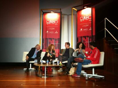 De izquierda a derecha, Álex Grijelmo, Gioconda Belli, Mario Jursich, Leila Guerriero y Renato Cisneros.