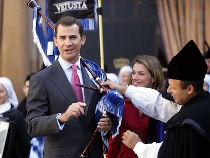 Don Felipe luce la gaita que le regal la banda de gaitas 'Ciudad de Oviedo' durante los premios Prncipe de Asturias en 2004. Ese a?o se cas con do?a Letizia, tambin en la foto.