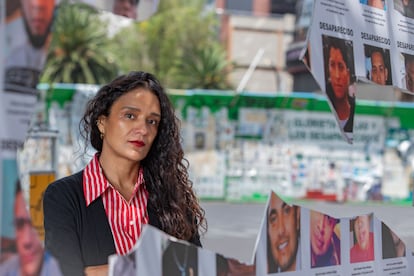 Alma Delia Murillo en la glorieta de las y los desaparecidos en Ciudad de México.