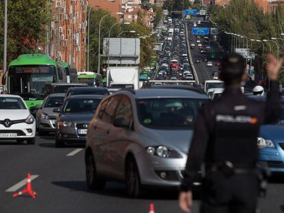 Agente de Guardia Civil realiza un control en la carretera A-5, en Madrid (España), a este viernes.