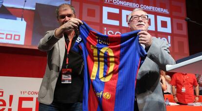 El nuevo secretario general de Comisiones Obreras, Unai Sordo, regala una camiseta del F. C. Barcelona a su antecesor, Ignacio Fernández Toxo.
