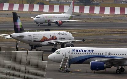 Aviones de distintas aerolíneas de bajo coste en el aeropuerto de Ciudad de México