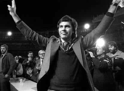 Felipe González, candidato del Partido Socialista Obrero Español (PSOE), hace el signo de la victoria en un mitin en Zaragoza. González, que contaba 40 años, ganaría las elecciones con mayoría absoluta: 202 diputados de los 350 del Congreso (el 48,11 de los votos fueron a los socialistas) y 134 senadores de 208. En las anteriores, el PSOE había obtenido 81 diputados y la UCD se veía inalcanzable. Felipe González sería presidente del Gobierno durante 14 años hasta ser desbancado por José María Aznar, del PP, en las elecciones de 1996.