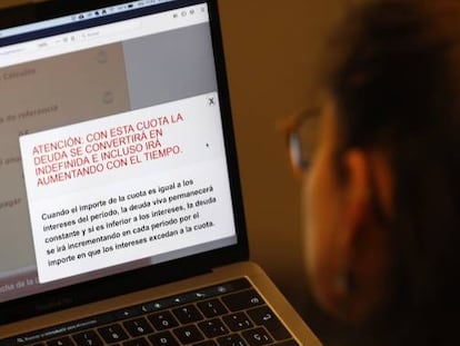 Una usuaria consulta el simulador de crédito 'revolving' en la web del Banco de España.