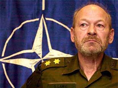 El general Gunnar Lange, jefe del despliegue de la OTAN en Macedonia, en una rueda de prensa, en Skopje.