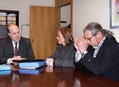 El Fiscal Superior de La Rioja Juan Calpasoro, anteayer con los padres de Enaitz Iriondo.