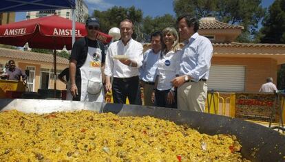 Alberto Fabra y José Ciscar, segundo y tercero desde la izquierda, en un acto de campaña.