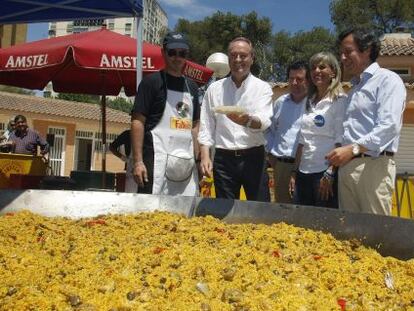 Alberto Fabra y José Ciscar, segundo y tercero desde la izquierda, en un acto de campaña.