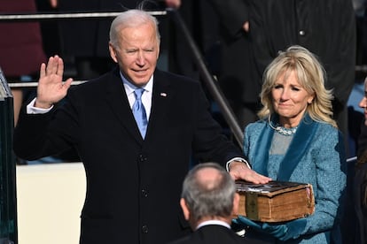 Joe Biden y su esposa, Jill Biden, durante el juramento.