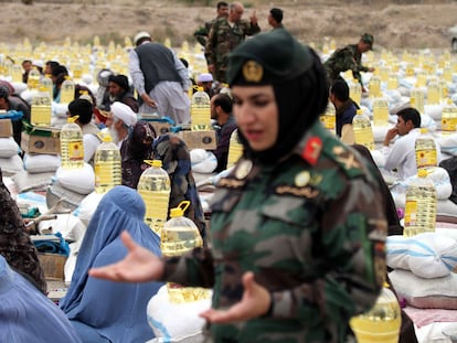 Una oficial del Ejército afgano durante un reparto de comida a las familias de los soldados muertos en combate, el lunes en la ciudad de Herat.