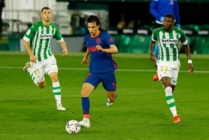 João Félix conduce el balón durante el Betis-Atlético (1-1) disputado el domingo en el Benito Villamarín. / Marcelo Del Pozo (REUTERS)