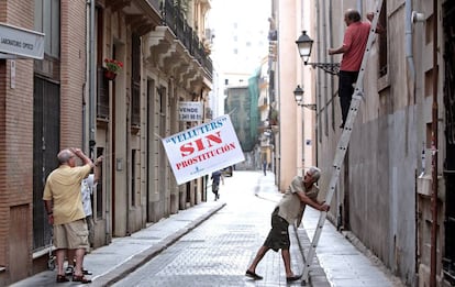 Vecinos de un barrio valenciano cuelgan carteles contra la prostitución.