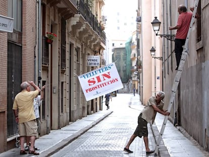 Vecinos de un barrio valenciano cuelgan carteles contra la prostituci&oacute;n.