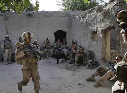 'Marines' de la 2ª Brigada Expedicionaria ocupan una casa tras llegar a la localidad de Nawa, uno de los bastiones  talibanes en Helmand.