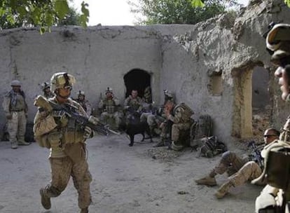 'Marines' de la 2ª Brigada Expedicionaria ocupan una casa tras llegar a la localidad de Nawa, uno de los bastiones talibanes en Helmand.