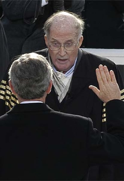 Rehnquist dirige el juramento presidencial de Bush (de espaldas), en enero.